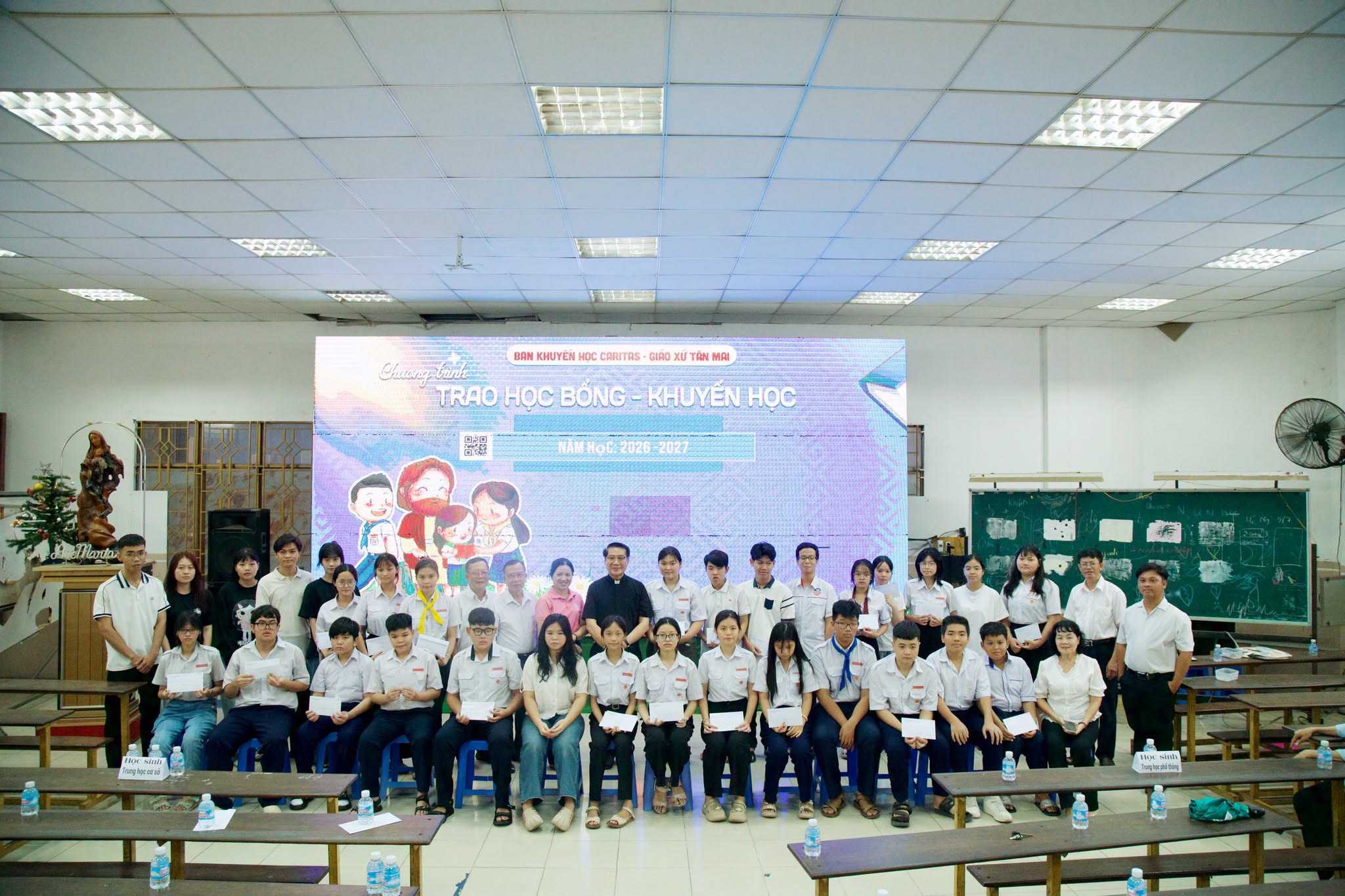 TIẾP SỨC ĐẾN TRƯỜNG: LỄ TRAO HỌC BỔNG NĂM HỌC 2026 – 2027
