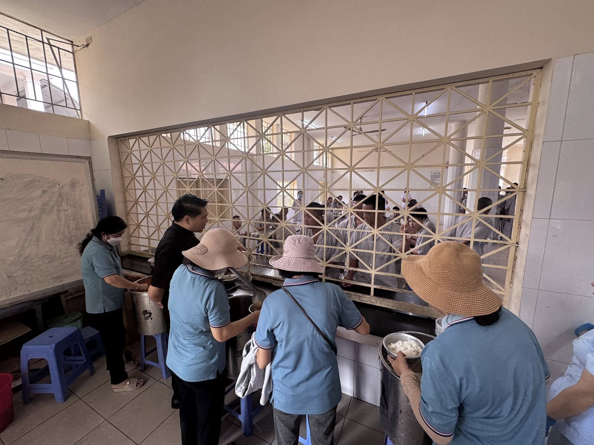 Caritas Giáo xứ Tân Mai tổ chức Bếp yêu thương tại Bệnh viện Tâm Thần Trung Ương 2