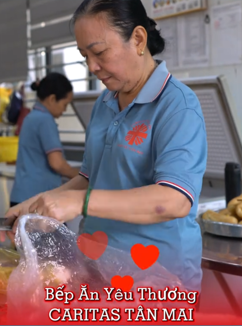 Chương trình Bếp Ăn Yêu Thương của Caritas Xuân Lộc